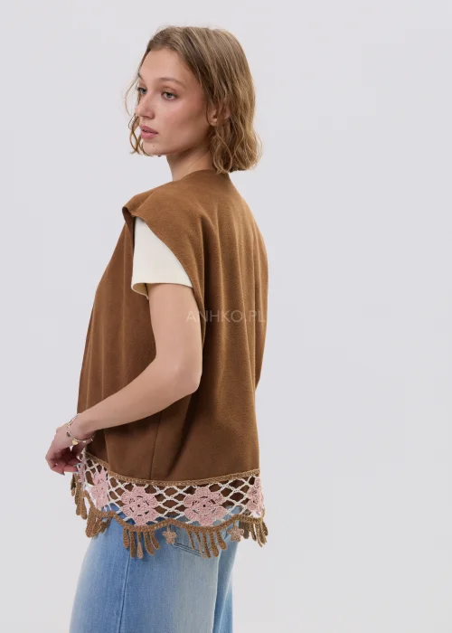 Brązowa kamizelka damska z ażurowym wykończeniem i frędzlami, luźny fason, styl boho.