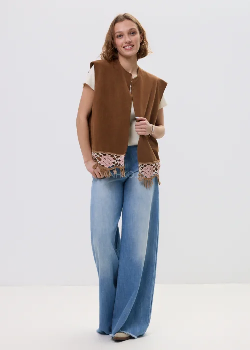 Brązowa kamizelka damska z ażurowym wykończeniem i frędzlami, luźny fason, styl boho.