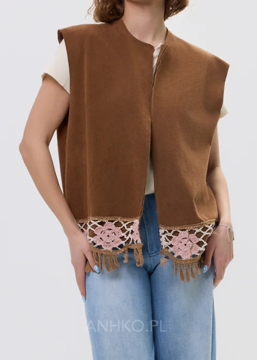 Brązowa kamizelka damska z ażurowym wykończeniem i frędzlami, luźny fason, styl boho.