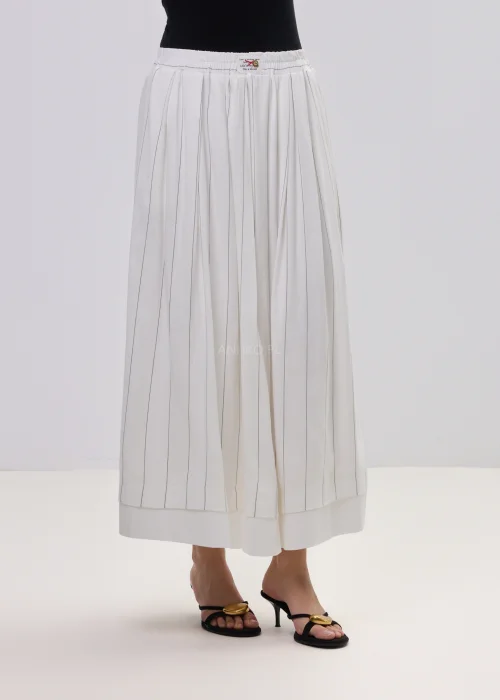Biała spódnica maxi z delikatnymi pionowymi prążkami i elastyczną talią, zwiewny fason w minimalistycznej eleganckiej stylizacji.