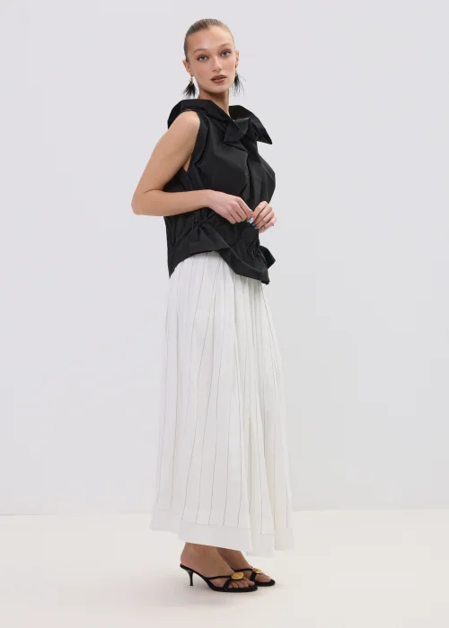 Biała spódnica midi z dodatkiem lnu, o lekkim, przewiewnym materiale i delikatnym prążkowanym wzorze, z elastyczną talią i swobodnym fasonem