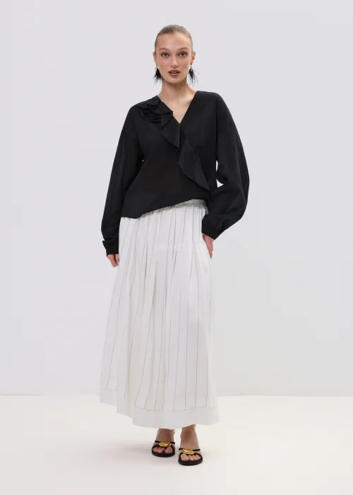 Biała spódnica midi z dodatkiem lnu, o lekkim, przewiewnym materiale i delikatnym prążkowanym wzorze, z elastyczną talią i swobodnym fasonem