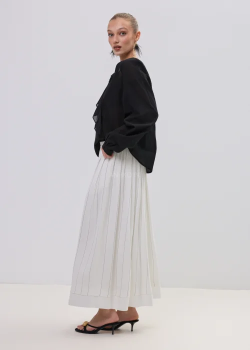 Biała spódnica midi z dodatkiem lnu, o lekkim, przewiewnym materiale i delikatnym prążkowanym wzorze, z elastyczną talią i swobodnym fasonem