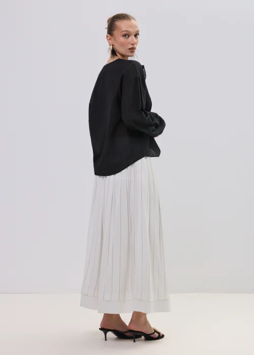 Biała spódnica midi z dodatkiem lnu, o lekkim, przewiewnym materiale i delikatnym prążkowanym wzorze, z elastyczną talią i swobodnym fasonem