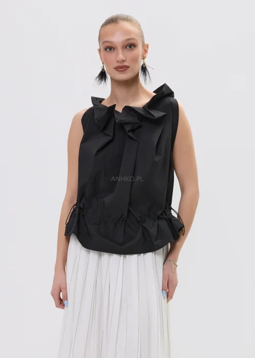 Czarna bluzka damska bez rękawów z ozdobnym marszczeniem przy dekolcie i regulacją w talii, zestawiona z plisowaną spódnicą.