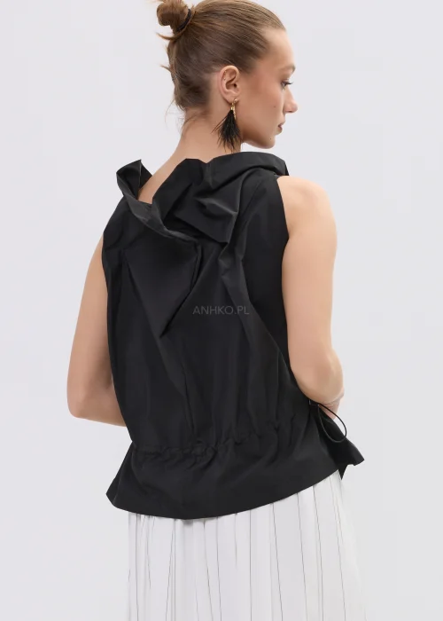 Czarna bluzka damska bez rękawów z ozdobnym marszczeniem przy dekolcie i regulacją w talii, zestawiona z plisowaną spódnicą.