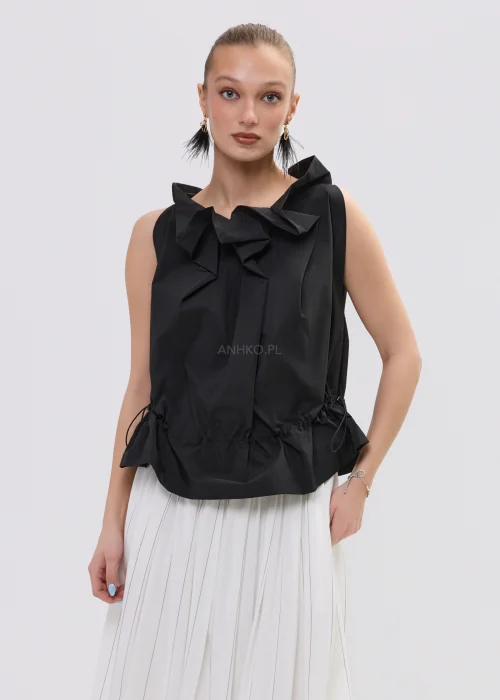 Czarna bluzka damska bez rękawów z ozdobnym marszczeniem przy dekolcie i regulacją w talii, zestawiona z plisowaną spódnicą.
