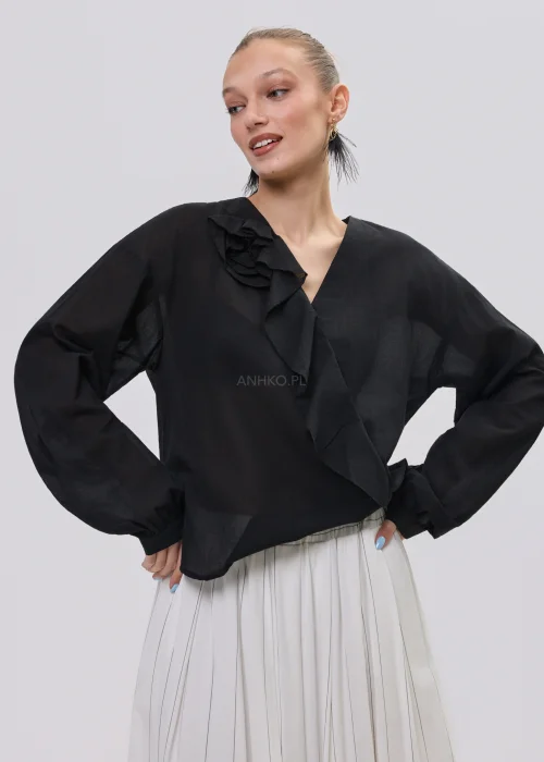 Czarna bluzka damska z kopertowym dekoltem i ozdobną falbaną, wykonana z lekkiego, półtransparentnego materiału o luźnym fasonie