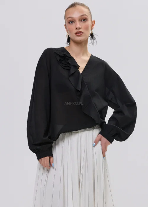 Czarna bluzka damska z kopertowym dekoltem i ozdobną falbaną, wykonana z lekkiego, półtransparentnego materiału o luźnym fasonie