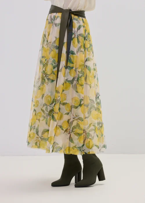 Spódnica midi damska z tiulu w cytrynowy print, w odcieniach żółci i zieleni, z lekką, zwiewną strukturą i czarnym paskiem w talii. Transparentna warstwa nadaje stylizacji lekkości i elegancji.