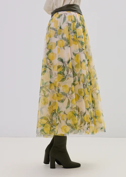 Spódnica midi damska z tiulu w cytrynowy print, w odcieniach żółci i zieleni, z lekką, zwiewną strukturą i czarnym paskiem w talii. Transparentna warstwa nadaje stylizacji lekkości i elegancji.