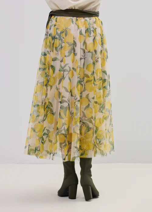 Spódnica midi damska z tiulu w cytrynowy print, w odcieniach żółci i zieleni, z lekką, zwiewną strukturą i czarnym paskiem w talii. Transparentna warstwa nadaje stylizacji lekkości i elegancji.