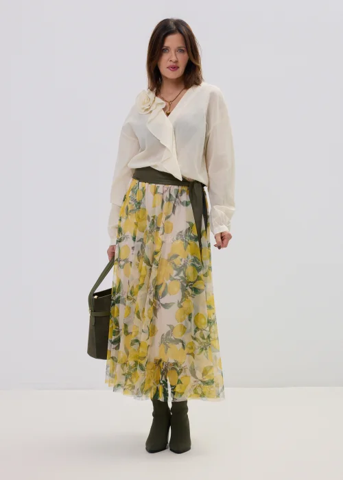 Spódnica midi damska z tiulu w cytrynowy print, w odcieniach żółci i zieleni, z lekką, zwiewną strukturą i czarnym paskiem w talii. Transparentna warstwa nadaje stylizacji lekkości i elegancji.