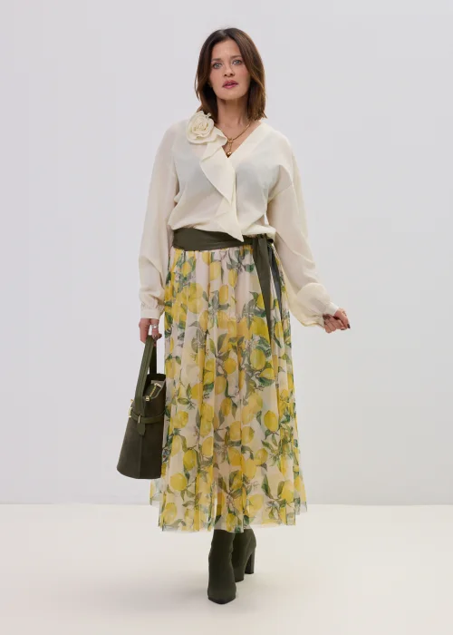 Spódnica midi damska z tiulu w cytrynowy print, w odcieniach żółci i zieleni, z lekką, zwiewną strukturą i czarnym paskiem w talii. Transparentna warstwa nadaje stylizacji lekkości i elegancji.