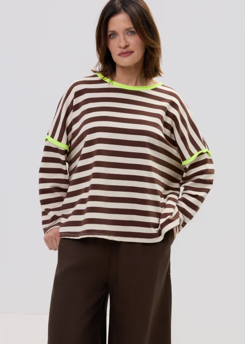 Bluzka damska oversize w brązowo-beżowe paski z neonowym wykończeniem, luźny fason, styl casual.