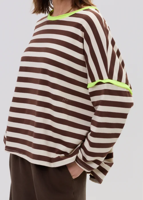 Bluzka damska oversize w brązowo-beżowe paski z neonowym wykończeniem, luźny fason, styl casual.