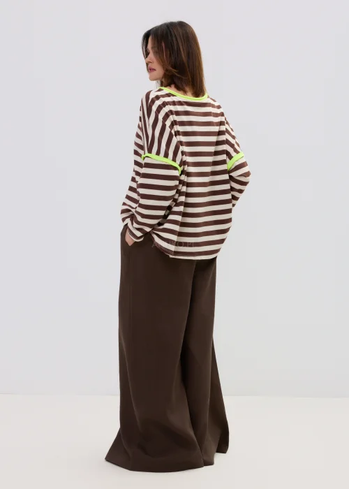Bluzka damska oversize w brązowo-beżowe paski z neonowym wykończeniem, luźny fason, styl casual.