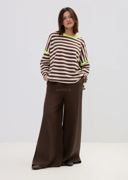 Bluzka damska oversize w brązowo-beżowe paski z neonowym wykończeniem, luźny fason, styl casual.