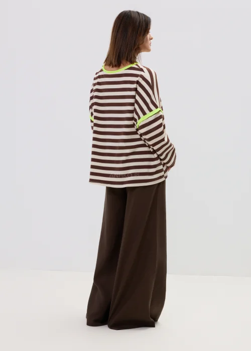 Bluzka damska oversize w brązowo-beżowe paski z neonowym wykończeniem, luźny fason, styl casual.