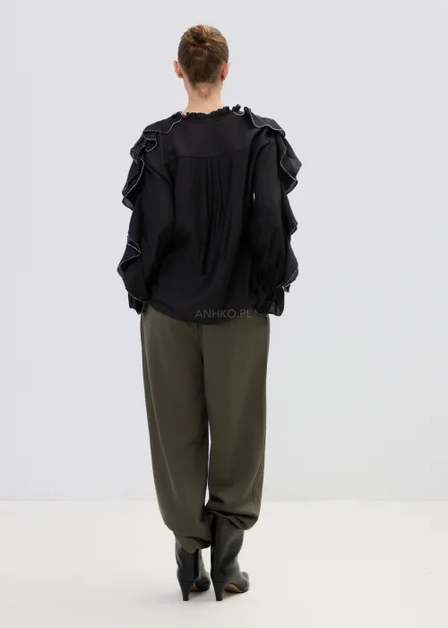 Oliwkowe spodnie damskie z wysokim stanem i zakładkami, elegancki fason z prostą nogawką i paskiem w stylowej, minimalistycznej stylizacji.