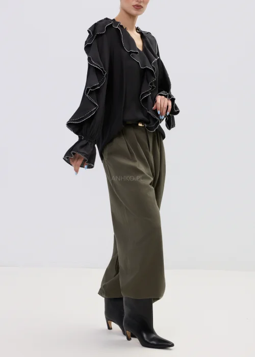 Oliwkowe spodnie damskie z wysokim stanem i zakładkami, elegancki fason z prostą nogawką i paskiem w stylowej, minimalistycznej stylizacji.