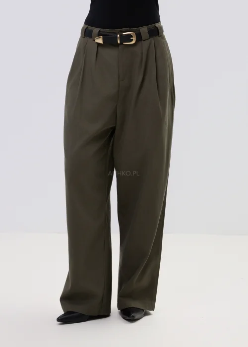 Oliwkowe spodnie damskie z wysokim stanem i zakładkami, elegancki fason z prostą nogawką i paskiem w stylowej, minimalistycznej stylizacji.
