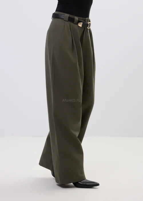 Oliwkowe spodnie damskie z wysokim stanem i zakładkami, elegancki fason z prostą nogawką i paskiem w stylowej, minimalistycznej stylizacji.