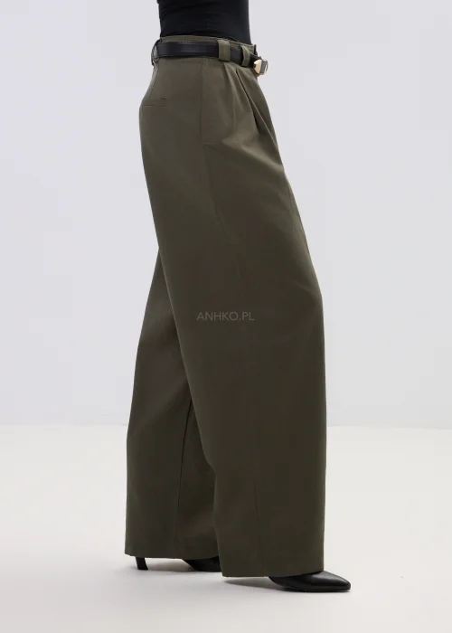Oliwkowe spodnie damskie z wysokim stanem i zakładkami, elegancki fason z prostą nogawką i paskiem w stylowej, minimalistycznej stylizacji.