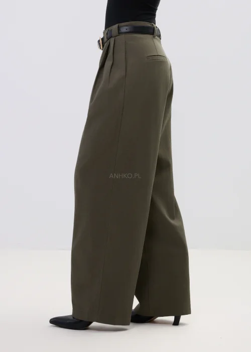 Oliwkowe spodnie damskie z wysokim stanem i zakładkami, elegancki fason z prostą nogawką i paskiem w stylowej, minimalistycznej stylizacji.