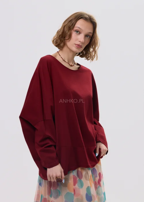 Bordowa bluzka damska oversize z okrągłym dekoltem i szerokimi rękawami, luźny fason w casualowej stylizacji.
