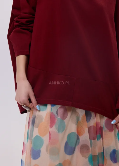 Bordowa bluzka damska oversize z okrągłym dekoltem i szerokimi rękawami, luźny fason w casualowej stylizacji.