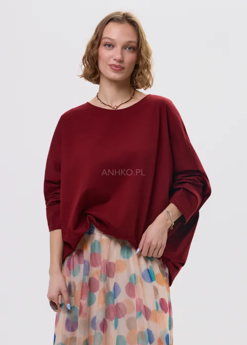 Bordowa bluzka damska oversize z okrągłym dekoltem i szerokimi rękawami, luźny fason w casualowej stylizacji.