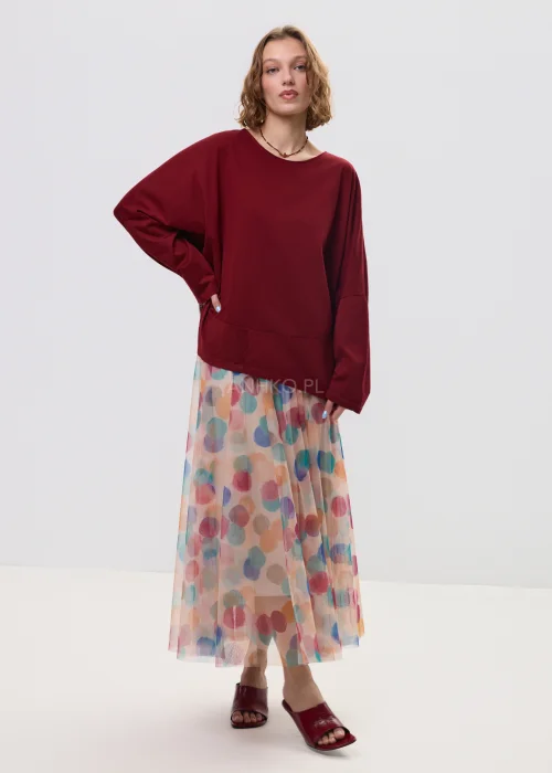 Bordowa bluzka damska oversize z okrągłym dekoltem i szerokimi rękawami, luźny fason w casualowej stylizacji.