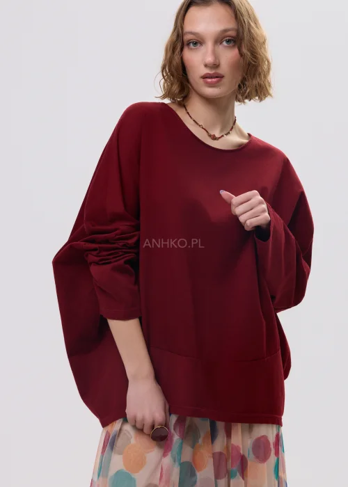 Bordowa bluzka damska oversize z okrągłym dekoltem i szerokimi rękawami, luźny fason w casualowej stylizacji.