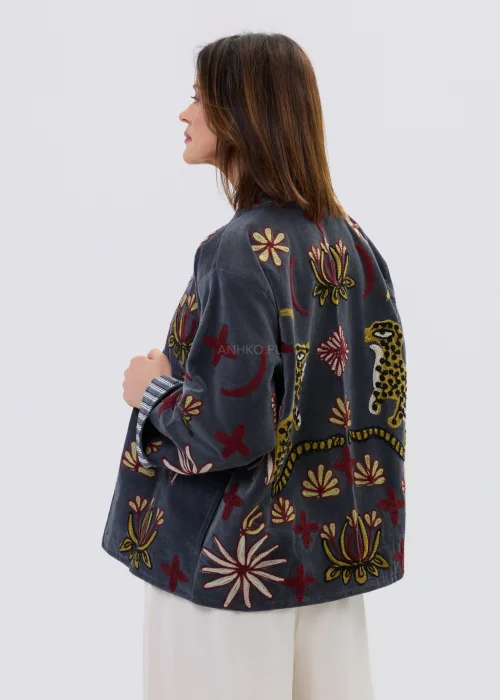 Welurowy żakiet damski w kolorze grafitowym z kolorowymi haftami, o luźnym kroju.