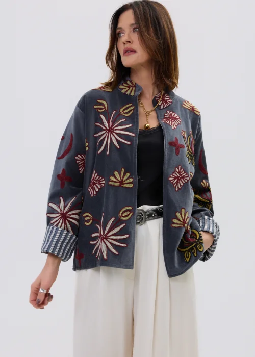 Welurowy żakiet damski w kolorze grafitowym z kolorowymi haftami, o luźnym kroju.