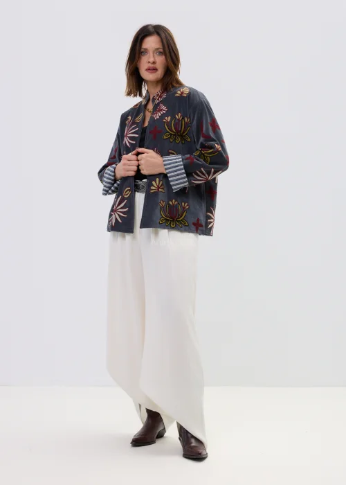 Welurowy żakiet damski w kolorze grafitowym z kolorowymi haftami, o luźnym kroju.