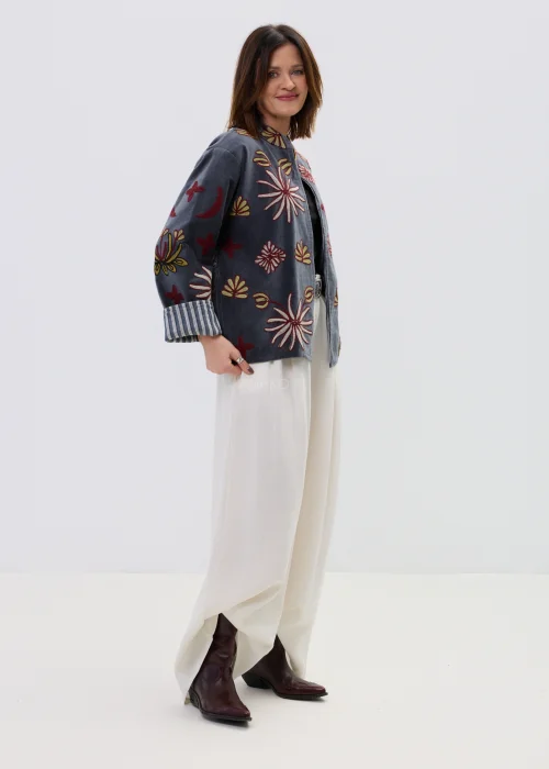 Welurowy żakiet damski w kolorze grafitowym z kolorowymi haftami, o luźnym kroju.