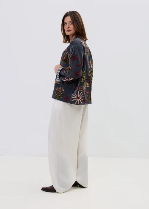 Welurowy żakiet damski w kolorze grafitowym z kolorowymi haftami, o luźnym kroju.