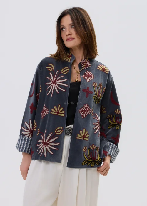 Welurowy żakiet damski w kolorze grafitowym z kolorowymi haftami, o luźnym kroju.