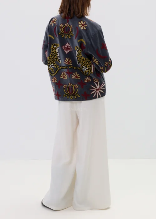 Welurowy żakiet damski w kolorze grafitowym z kolorowymi haftami, o luźnym kroju.