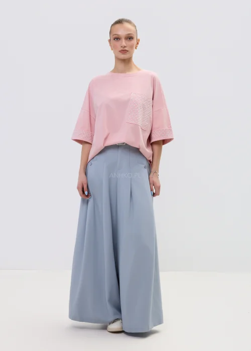 Niebieskie spodnie damskie wide leg z wysokim stanem i paskiem, elegancki fason z szerokimi nogawkami w nowoczesnej stylizacji.