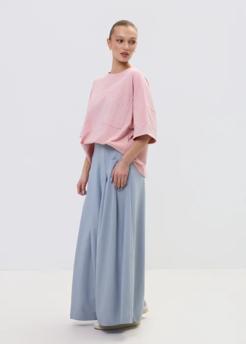 Niebieskie spodnie damskie wide leg z wysokim stanem i paskiem, elegancki fason z szerokimi nogawkami w nowoczesnej stylizacji.
