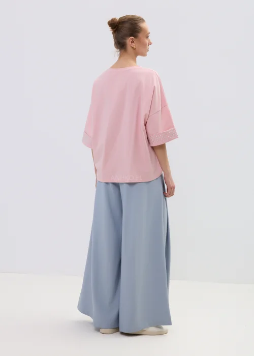 Różowa bluzka damska oversize z krótkim rękawem i kieszenią ozdobioną drobnymi perełkami