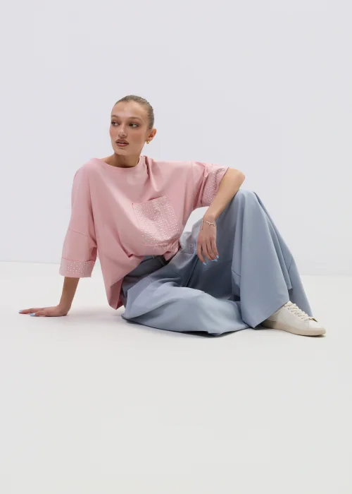 Różowa bluzka damska oversize z krótkim rękawem i kieszenią ozdobioną drobnymi perełkami