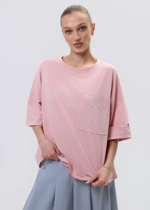 Różowa bluzka damska oversize z krótkim rękawem i kieszenią ozdobioną drobnymi perełkami
