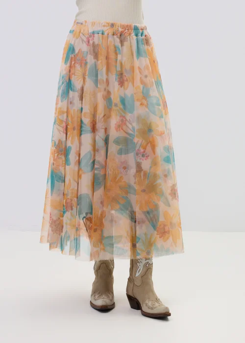 Zwiewna spódnica midi z tiulu w pastelowy kwiatowy print, lekka i rozkloszowana z elastyczną talią, stylizacja z kowbojkami.