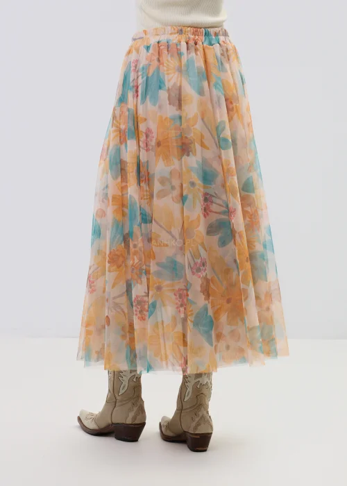 Zwiewna spódnica midi z tiulu w pastelowy kwiatowy print, lekka i rozkloszowana z elastyczną talią, stylizacja z kowbojkami.