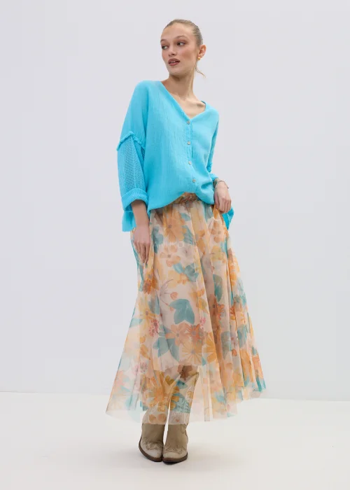 Zwiewna spódnica midi z tiulu w pastelowy kwiatowy print, lekka i rozkloszowana z elastyczną talią, stylizacja z kowbojkami.