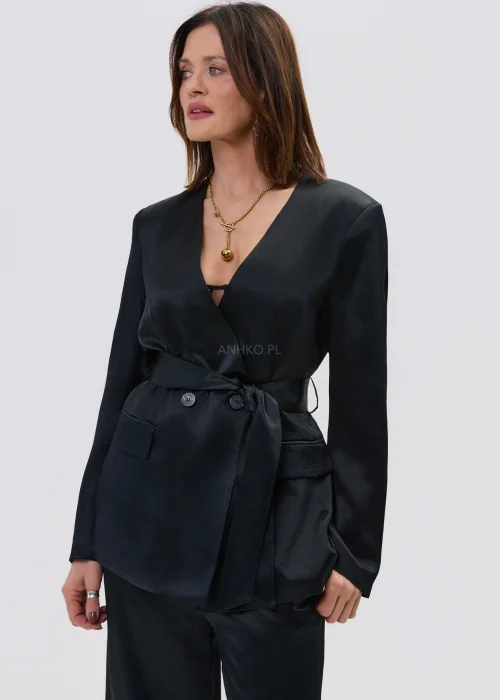 Czarny garnitur satynowy damski z wiązaną marynarką i szerokimi spodniami, elegancki zestaw o płynnej strukturze materiału.